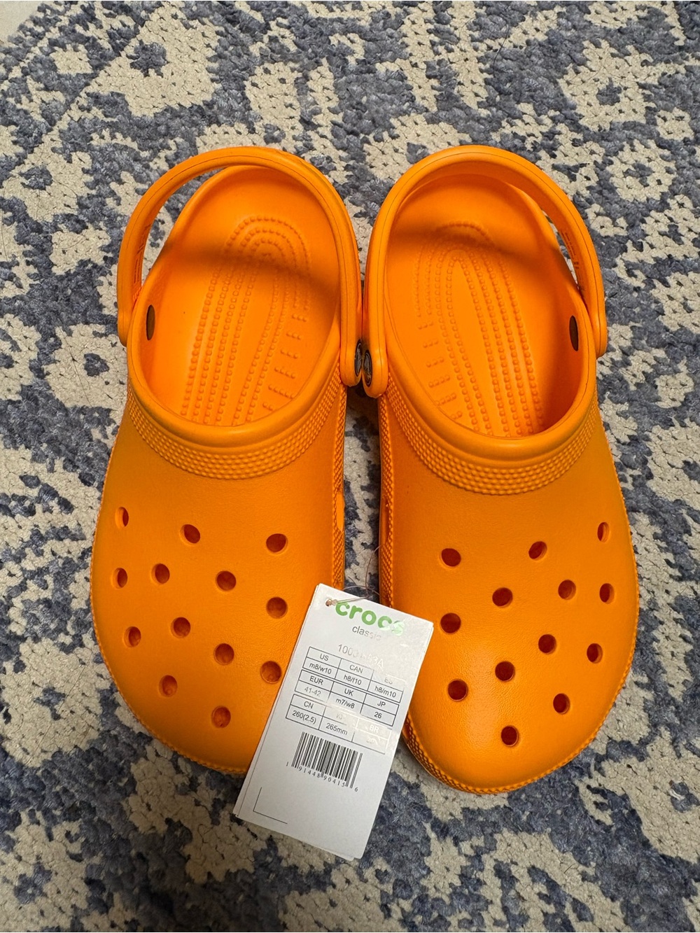 CROCS Classic Clog in Bright Orange Mens8 Womens10